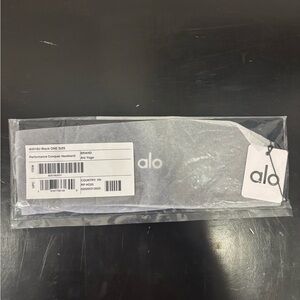 Alo Performance Conquer Headband — Black